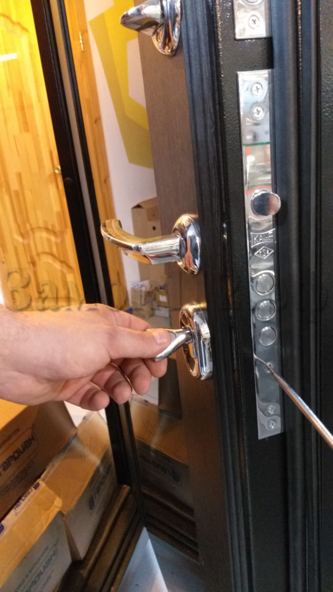 Сменить личинку замка входной металлической двери